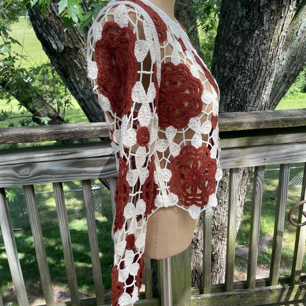 American Flirt Red/Brown and Cream Crocheted Top with Long Sleeves NWT M - Picture 2 of 9